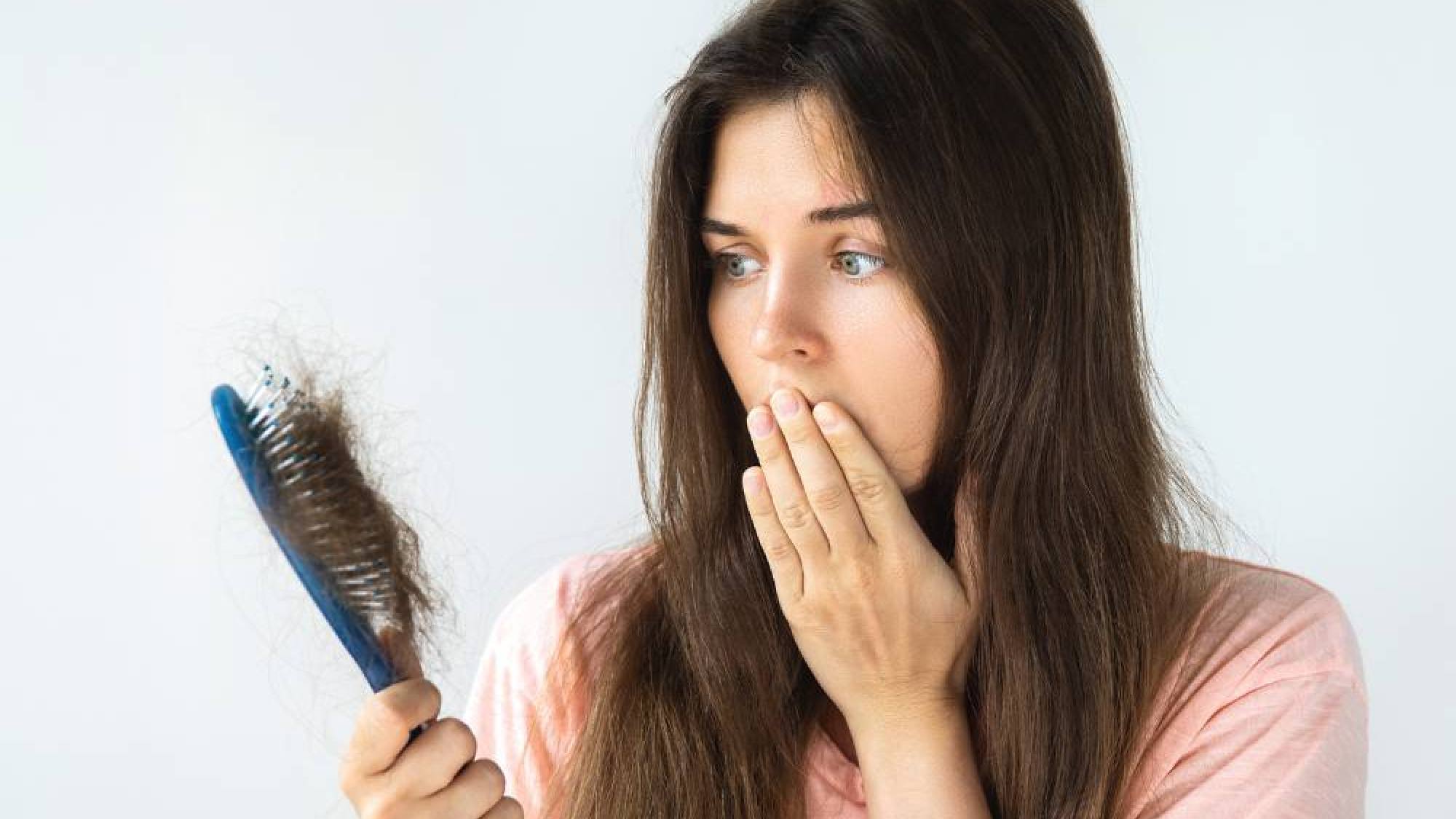 Las cuatro razones médicas por las que se te cae el cabello 