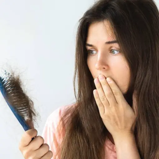 Las cuatro razones médicas por las que se te cae el cabello y cómo solucionarlo