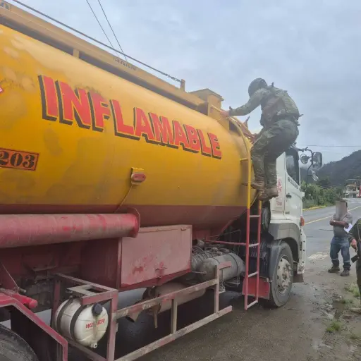 Retienen tanquero con 5.940 galones de diésel en operativo en Zamora Chinchipe