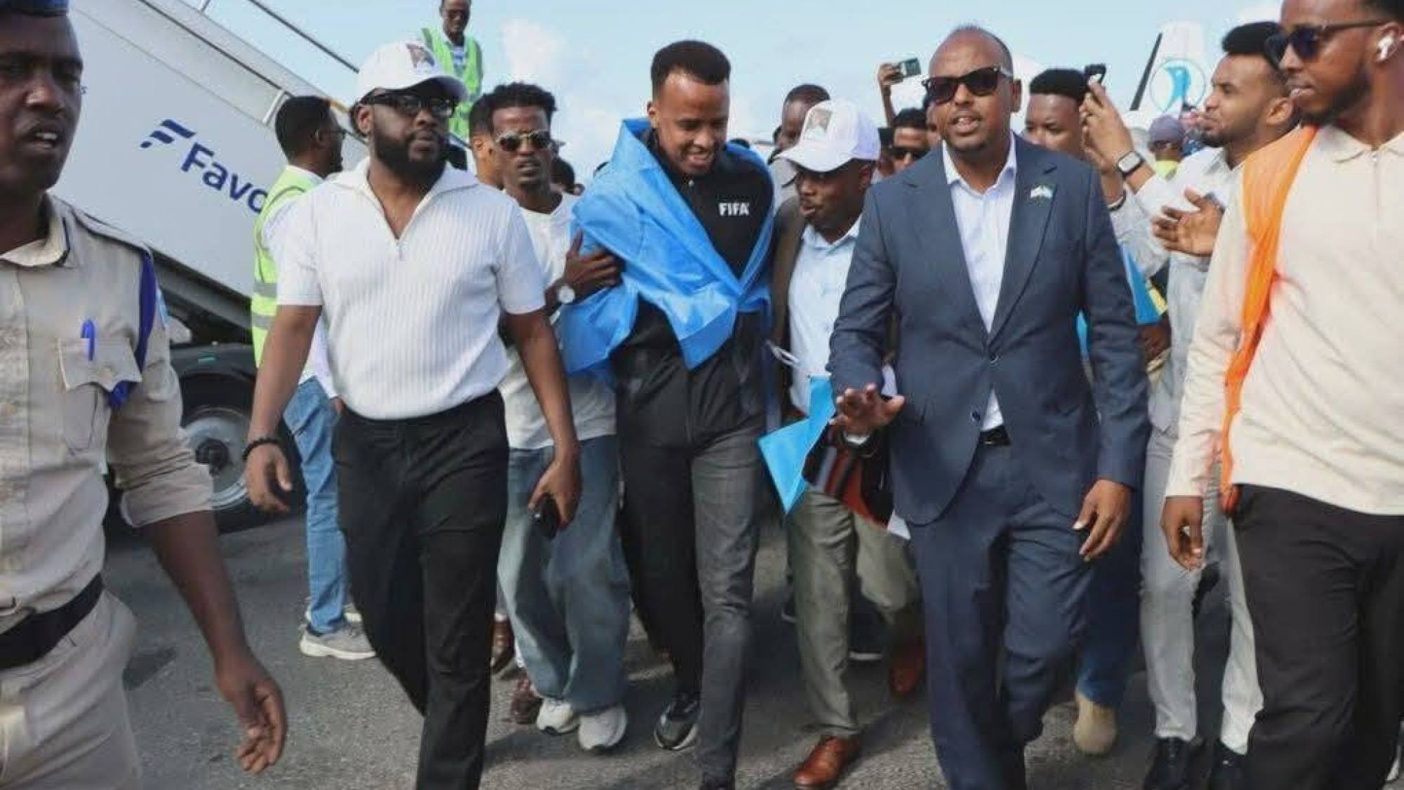 Somalia brinda multitudinaria bienvenida a Omar Artan tras q