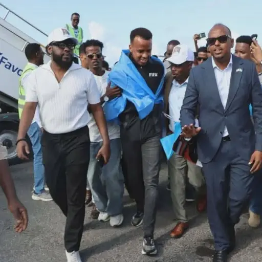 Somalia brinda multitudinaria bienvenida a Omar Artan tras quedar fuera del Mundial por restricciones migratorias