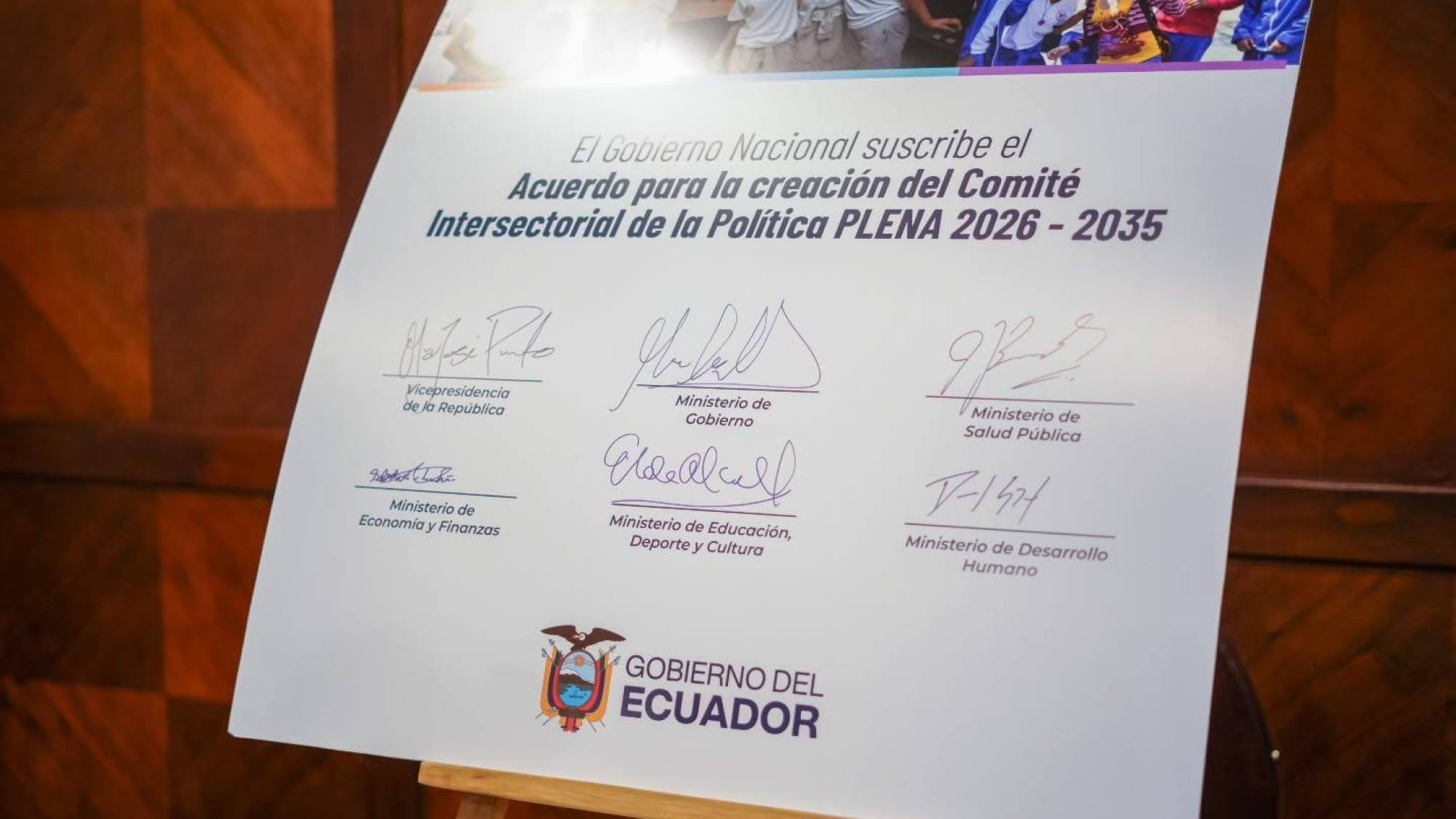 Ecuador lanza nueva política para reducir el embarazo adoles
