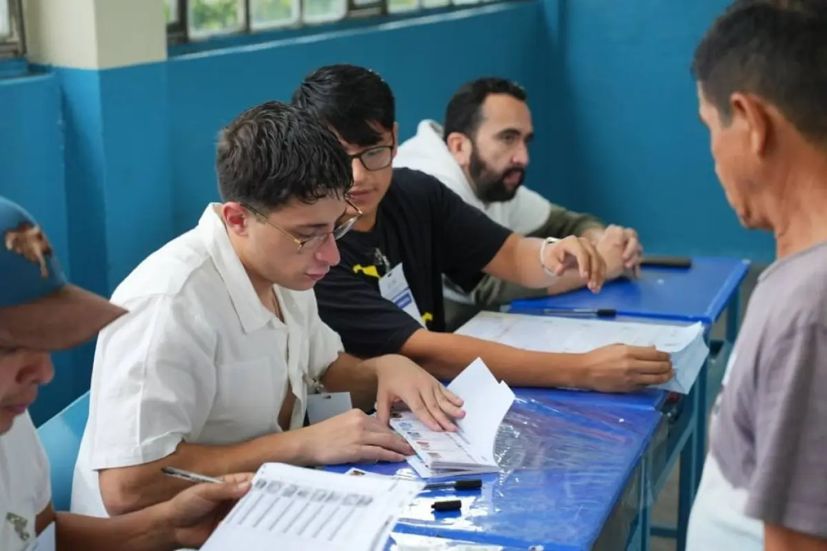 ¿Fuiste miembro de mesa durante las elecciones en Ecuador? Así puedes cobrar tu compensación.