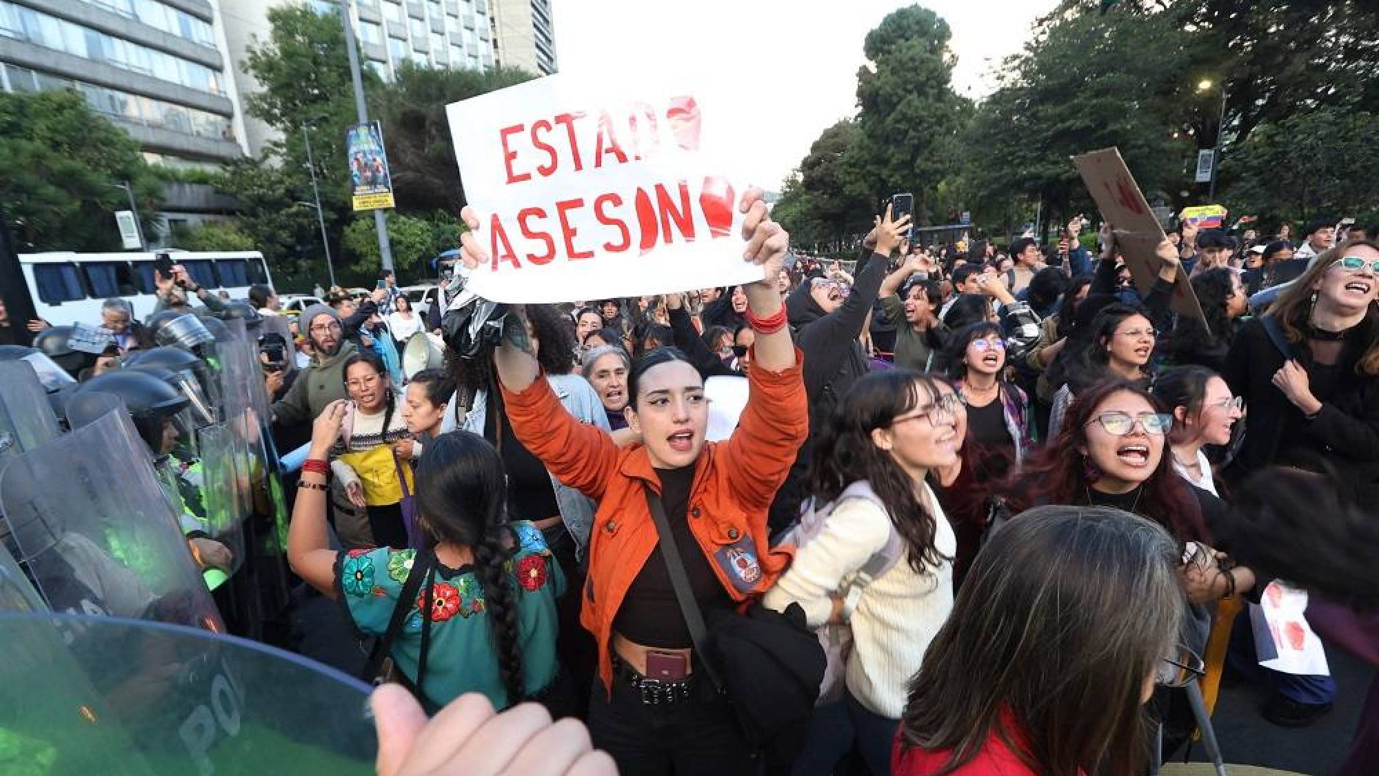 Estudiantes y colectivos marchan en Quito para exigir justic