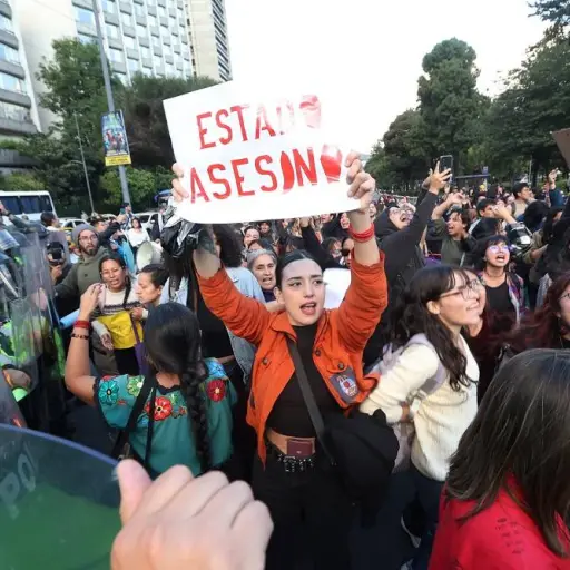 Estudiantes y colectivos marchan en Quito para exigir justicia por Nathaly Mafla