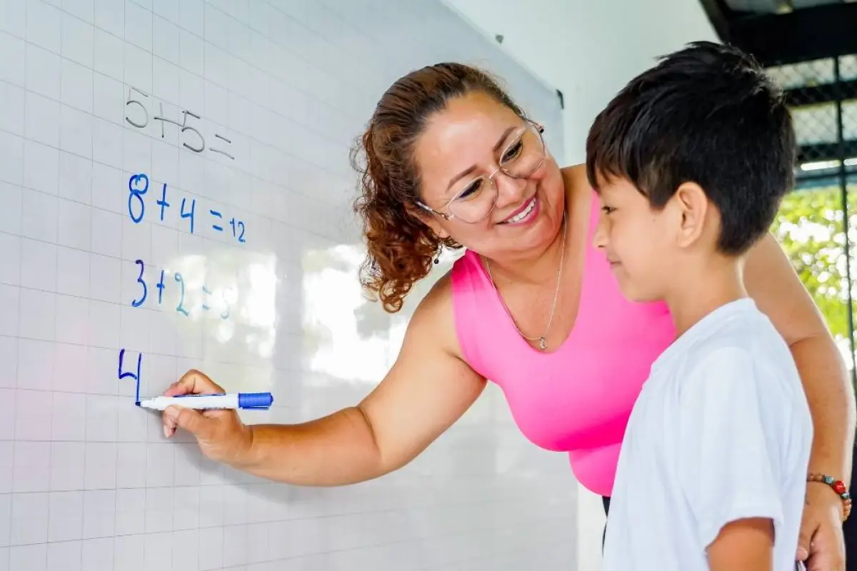 Docentes en Ecuador: Ganan entre 817 y 2034 dólares.