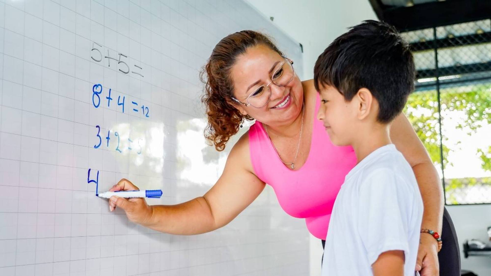 Los docentes en Ecuador tienen salarios entre 817 y 2034 dól