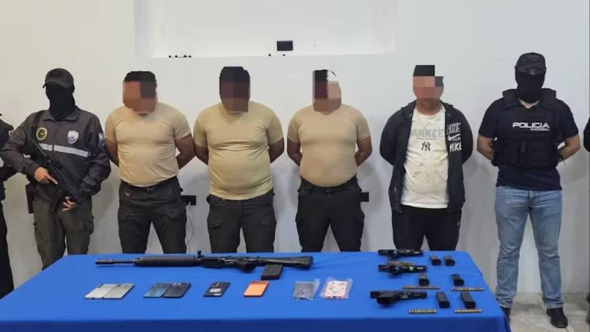 ¡Escándalo en la Policía! Cabecilla de Los Lobos SaoBox se m