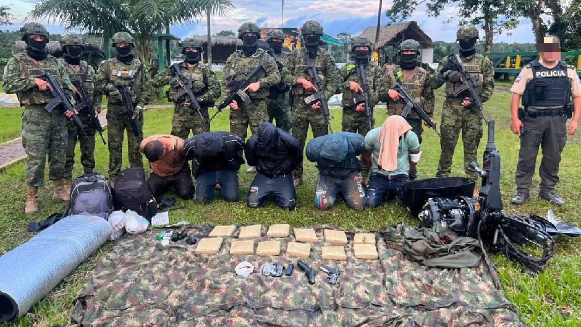Ejército ecuatoriano aprehende a seis personas e intercepta 