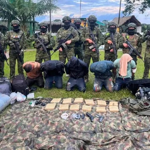 Ejército ecuatoriano aprehende a seis personas e intercepta armamento y droga en la frontera