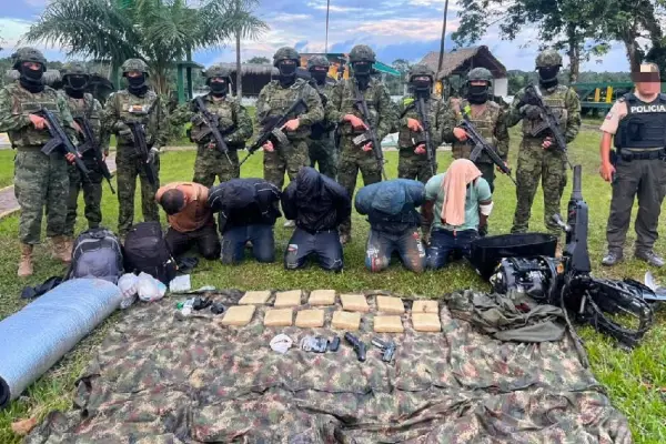 Las evidencias junto a cinco de los seis detenidos que dejó dicha intervención militar en la frontera norte. ,Foto: Fuerzas Armadas