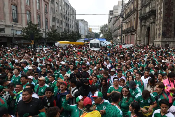 Aficionados mexicanos se reúnen en la zona de hinchas antes del partido de fútbol del Grupo A del Mundial de Fútbol de 2026 entre México y Sudáfrica en la Ciudad de México. ,LUIS CORTES/AFP.