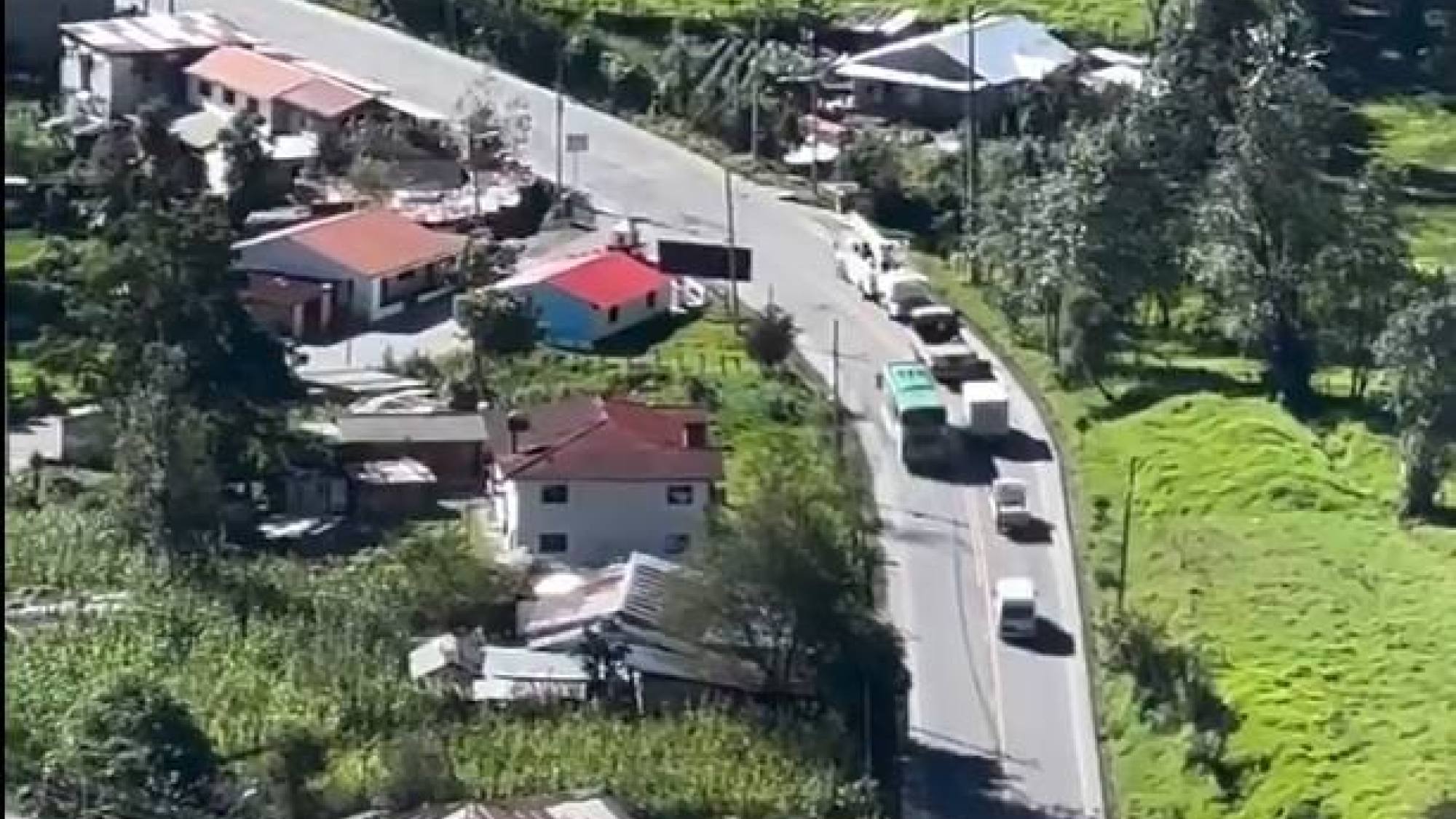Bus de pasajeros rebasó a cinco vehículos en curva peligrosa