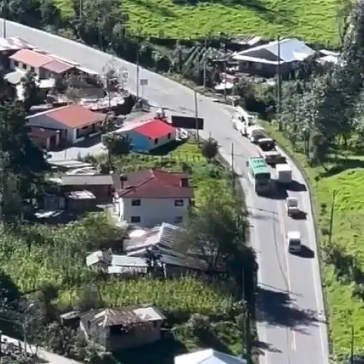 Bus de pasajeros rebasó a cinco vehículos en curva peligrosa de Chimborazo y el video se viralizó