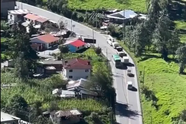 El momento en que el bus de pasajeros rebasa en una curva cerrada quedó grabado por un comunero. ,Foto: Captura de pantalla.