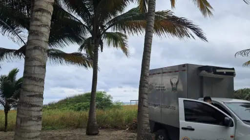 Hallan cuerpo en descomposición en playas de Canoa