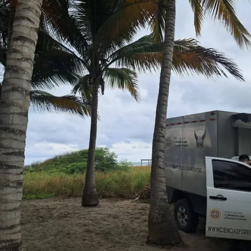 Hallan cuerpo en descomposición en playas de Canoa