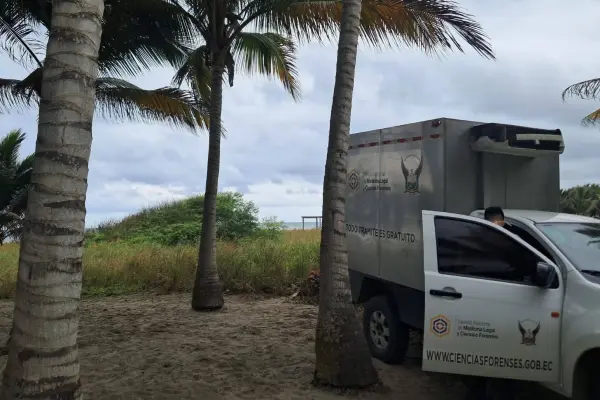 Hallan cuerpo en descomposición en playas de Canoa