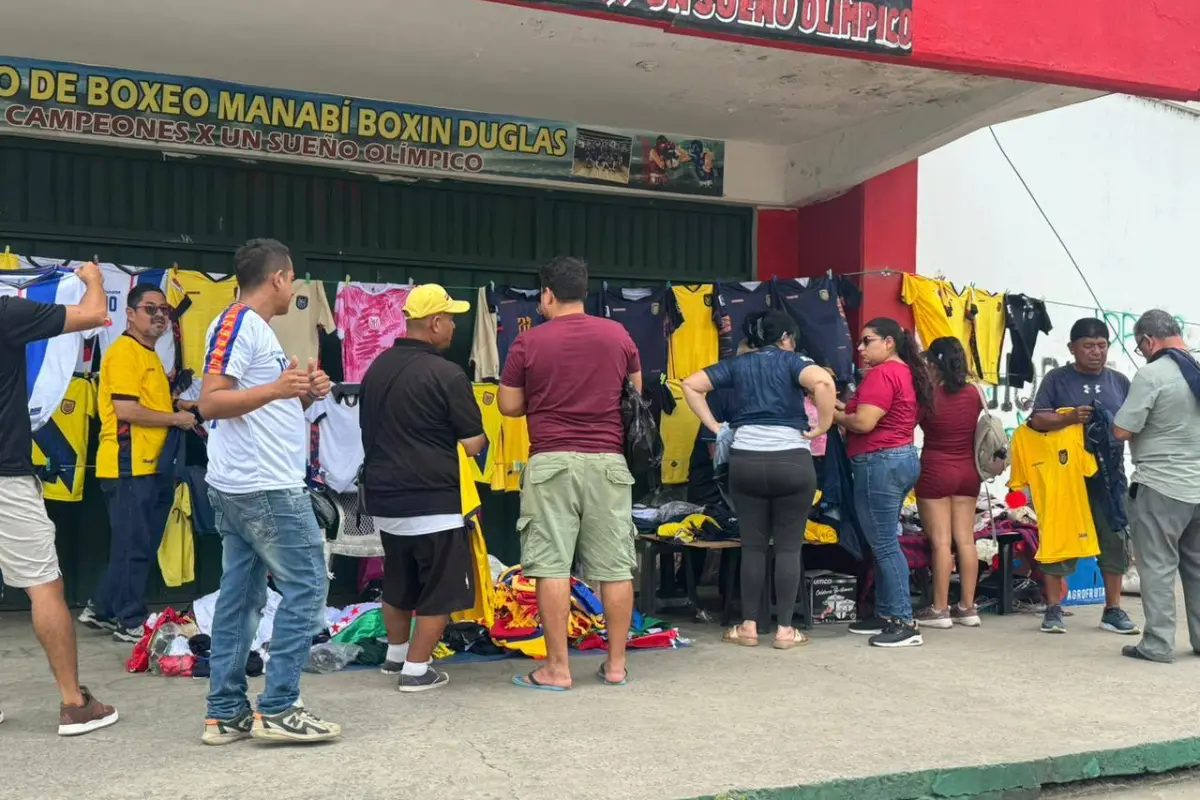 La afluencia de compradores de camisas y accesorios mundialistas es notable en la Avenida Urbina.