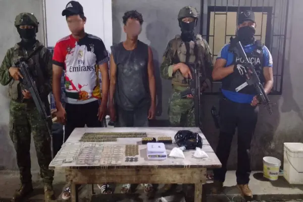 Los aprehendidos estaban en la vivienda donde se incautó la droga y demás evidencias. ,Cortesía