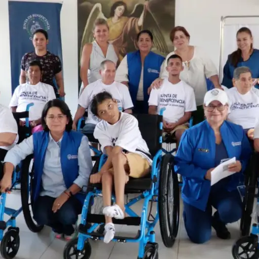 Junta de Beneficencia de Guayaquil y Fundación Amigos de Los Ángeles entregaron sillas de ruedas en Portoviejo