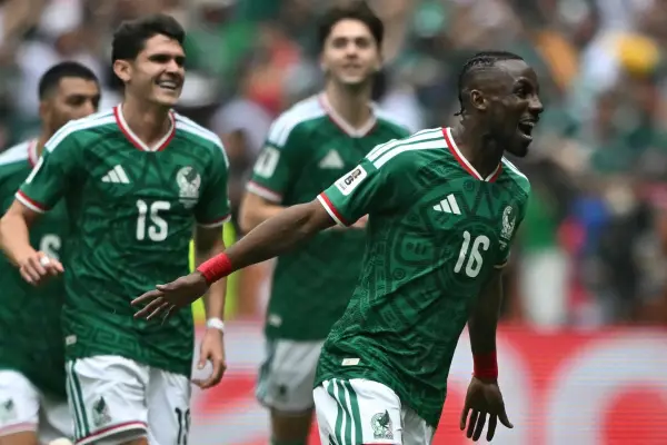 Julián Quiñones celebra con sus compañeros el primer gol del Mundial 2026