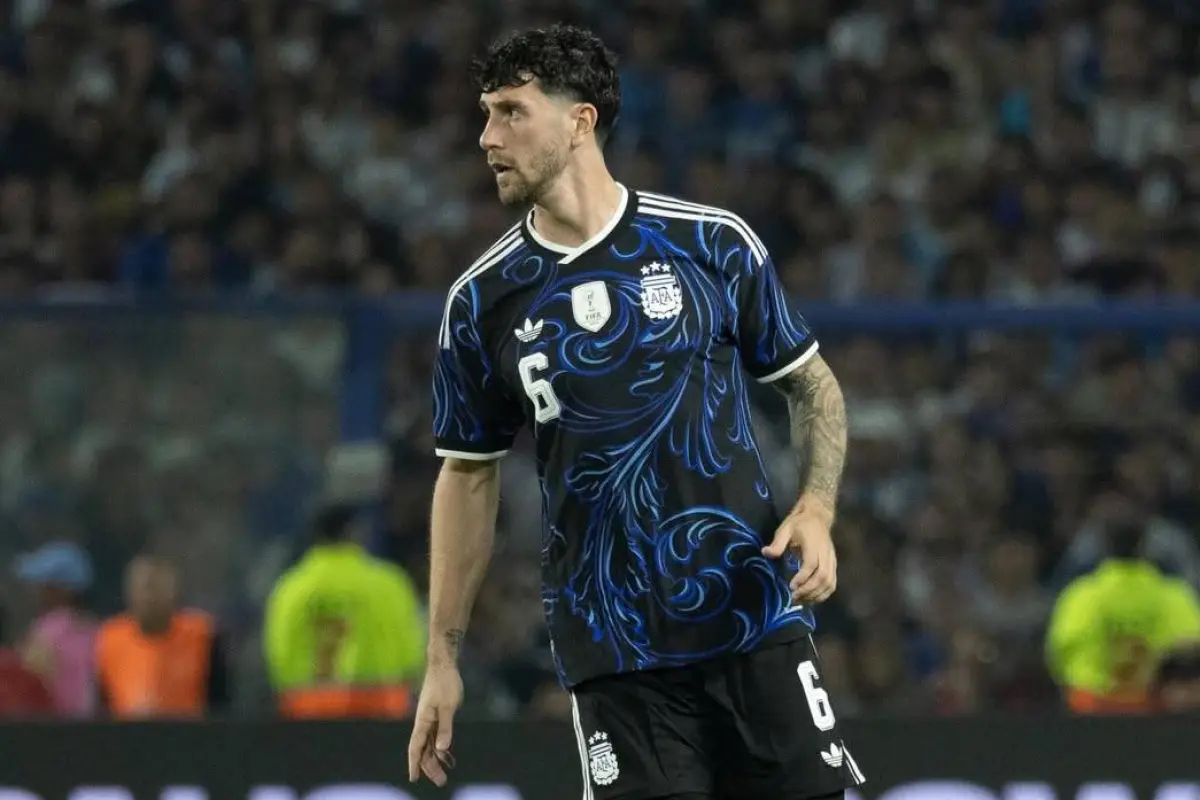 Marcos Senesi ocupará el lugar del lesionado Leonardo Balerdi.