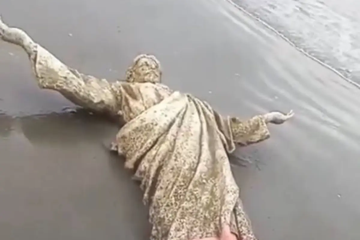 La imagen de Cristo apareció en la playa, pero no tiene la parte de los pies., Foto: Redes Sociales