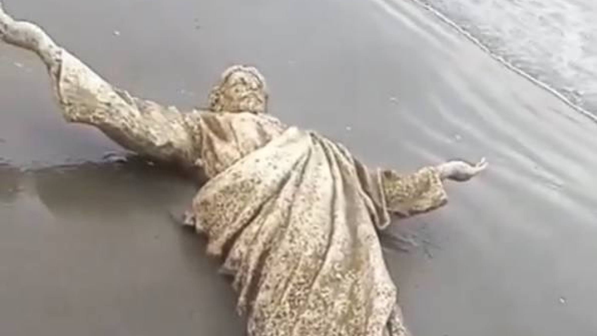 Imagen de Cristo Redentor apareció varada en playa de Santa 