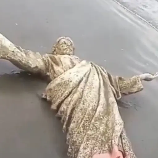 Imagen de Cristo Redentor apareció varada en playa de Santa Elena y la entregaron en una iglesia