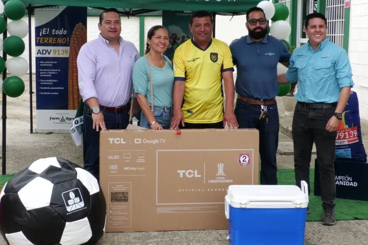 César Chumo Chávez recibe un reconocimiento por destacar en la producción de maíz.