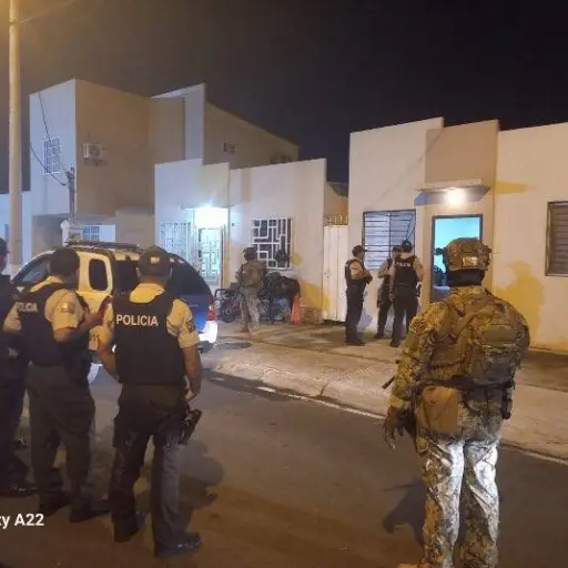 Decomisan 86 bloques de droga, un fusil y municiones en operativo militar en Guayaquil
