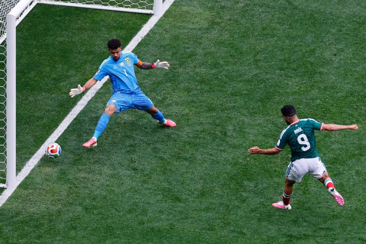 Raúl Jiménez marca el segundo gol de México ante Sudáfrica