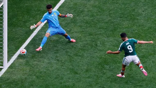Histórico triunfo en el Estadio Azteca: México rompió su peor racha mundialista en un caótico partido