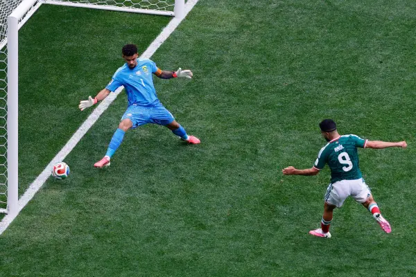 Raúl Jiménez marca el segundo gol de México ante Sudáfrica