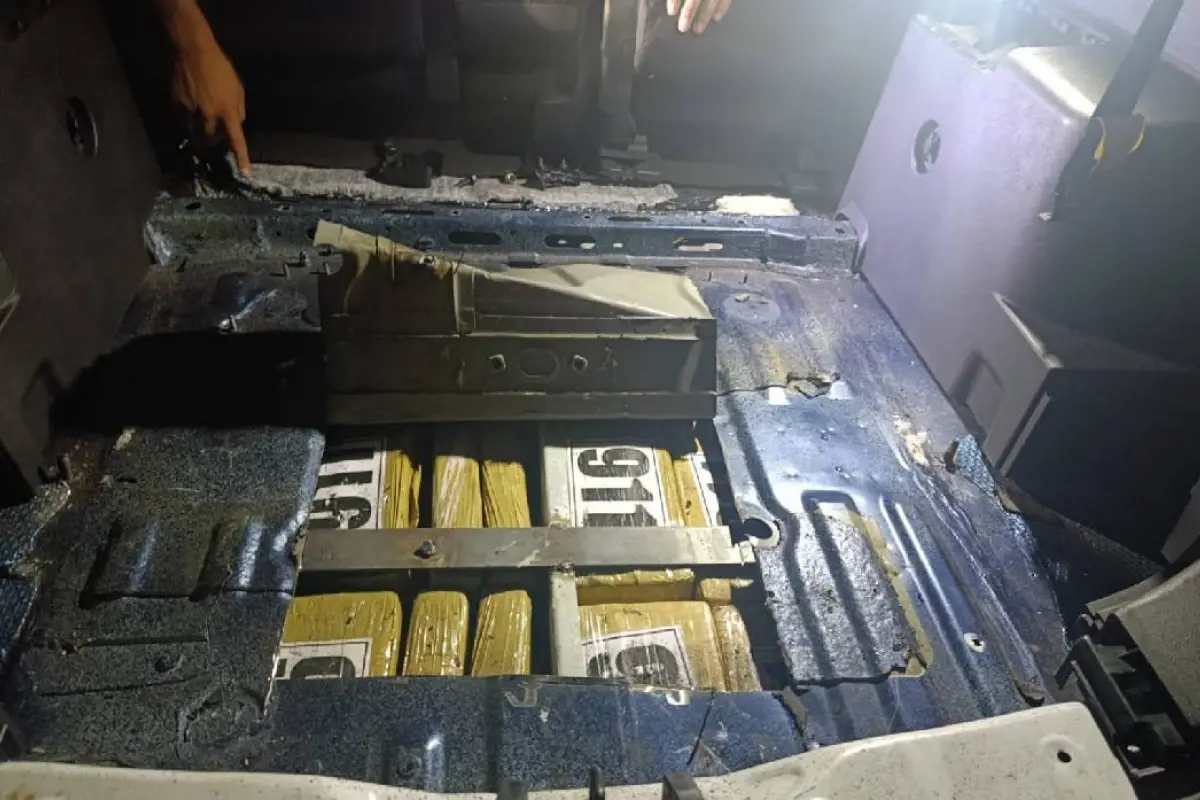 La droga estaba camuflada en dobles fondos construidos en los pisos de al menos dos de los vehículos incautados., Foto: Fuerzas Armadas