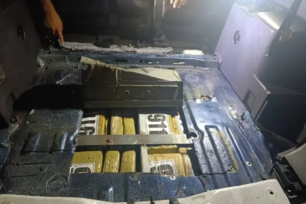 La droga estaba camuflada en dobles fondos construidos en los pisos de al menos dos de los vehículos incautados. ,Foto: Fuerzas Armadas