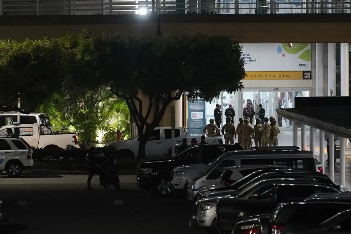 Agentes militares y de la Policía llegaron al aeropuerto de Guayaquil tras el ataque que dejó un fallecido., Foto: César Muñoz / Apifoto