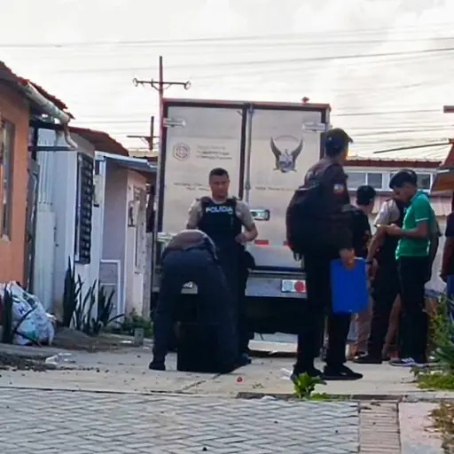 Sicarios en moto acribillaron a ‘El Topo’ frente a una casa y elevan la violencia en el Distrito Manta