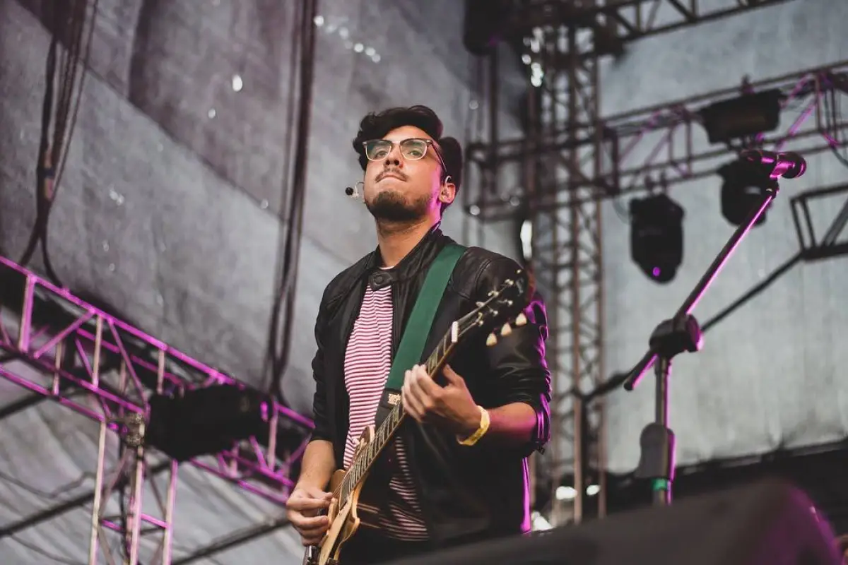 Man de Barro combina su faceta como artista y productor musical con proyectos internacionales., Redes sociales