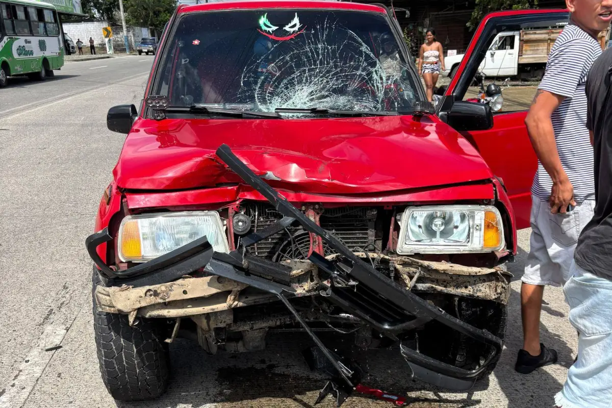 El impacto de la motocicleta fue tan fuerte que la parte frontal del carro quedó hundida y el parabrisas destruido., ED