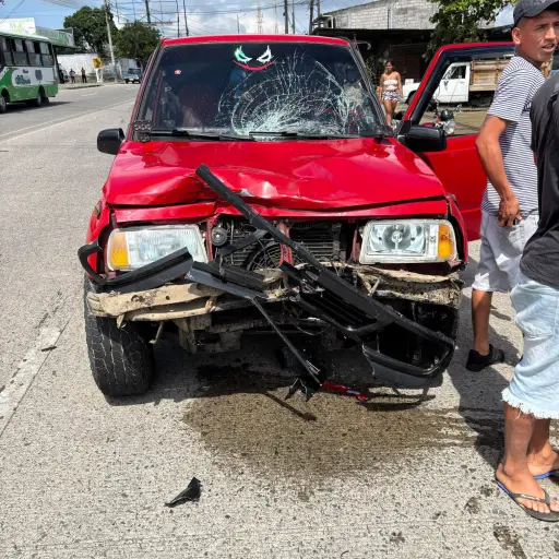 Un motociclista resultó herido tras un choque frontal contra un automóvil en la vía Chone de El Carmen