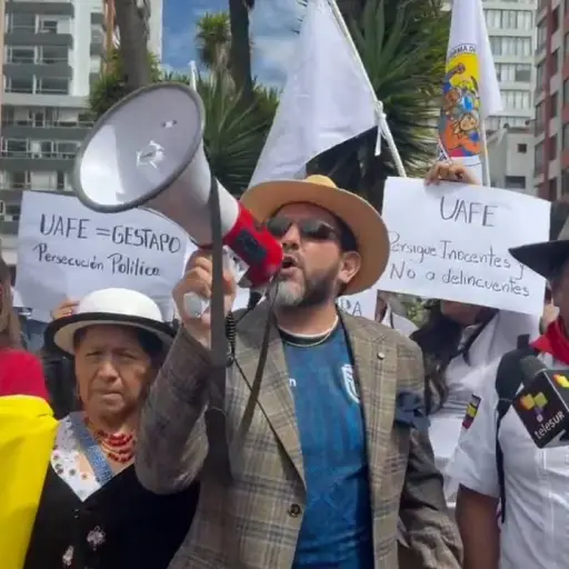 Colectivo que impulsa revocatoria de Noboa protesta ante la UAFE por presuntas restricciones financieras