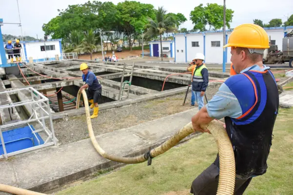 La limpieza de los decantadores forman parte de los trabajos preventivos. ,Archivo - El Diario