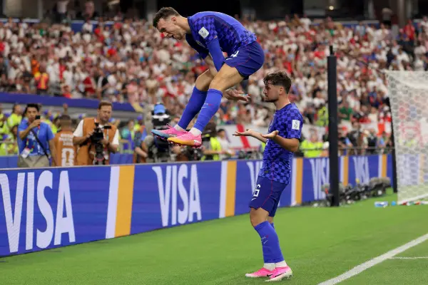 Martin Baturina, número 16 de Croacia, celebra con Ivan Perisic, número 14, tras marcar el primer gol del equipo durante el partido del Grupo L de la Copa Mundial de la FIFA 2026 entre Inglaterra y Croacia en el estadio de Dallas el 17 de junio de 2026. ,Katelyn Mulcahy/GETTY IMAGES NORTH AMERICA/Getty Images via AFP.