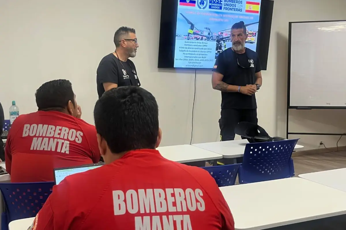 Bomberos de Manta incorporan drones avanzados y capacitan a siete pilotos., El Diario