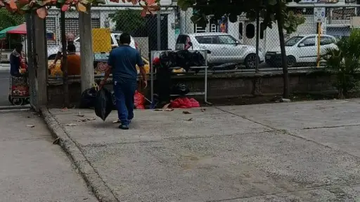 Usuarios de centros de salud en Manta deben llevar fundas de basura para curaciones por falta de personal de limpieza