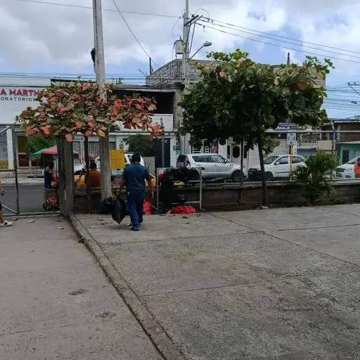 Usuarios de centros de salud en Manta deben llevar fundas de basura para curaciones por falta de personal de limpieza