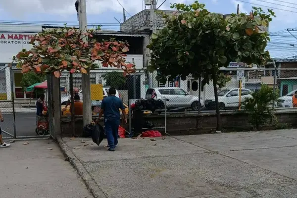 Personal administrativo asume labores de limpieza en centros de salud de Manta ante ausencia de personal. ,El Diario