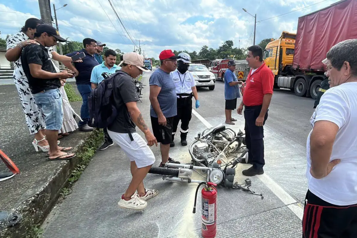 Varios ciudadanos colaboraron con los bomberos para poder apagar la motocicleta en llamas., ED